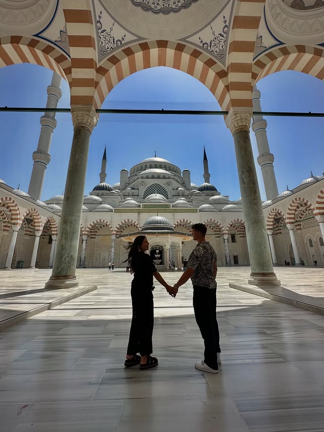 Pareja en la mezquita de Çamlıca, Estambul